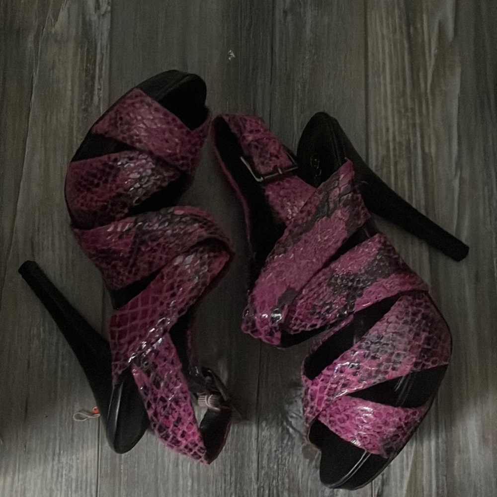 Delicious snake-ish heel. Magenta and black. Size 8